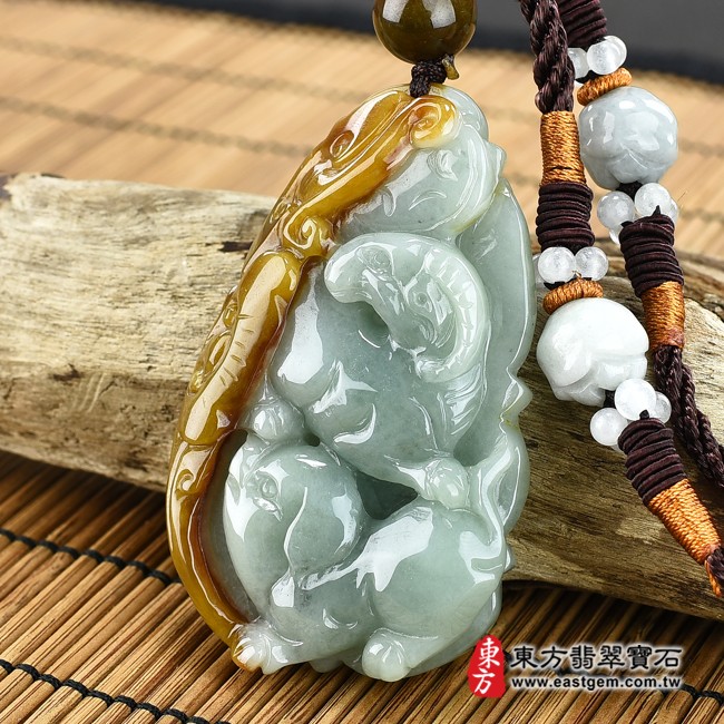 翡翠生肖兔右側照片 （已出售勿下標，可訂做）翡翠生肖兔三合六合貴人項鍊玉珮（生肖屬兔，最適合配戴三合六合貴人項鍊，羊豬狗：兔牌A貨翡翠生肖兔玉珮、緬甸玉生肖兔玉墜、兔十二生肖項鍊）。綠色糯種黃翡翠兔，ZH-091。客製化訂做各種翡翠生肖兔吊墜玉珮項鍊。★附A貨翡翠雙證書