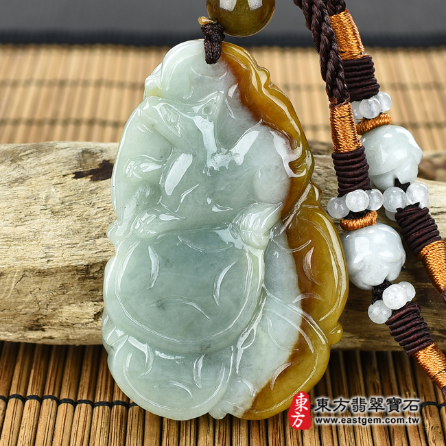 翡翠生肖兔背面照片 （已出售勿下標，可訂做）翡翠生肖兔三合六合貴人項鍊玉珮（生肖屬兔，最適合配戴三合六合貴人項鍊，羊豬狗：兔牌A貨翡翠生肖兔玉珮、緬甸玉生肖兔玉墜、兔十二生肖項鍊）。綠色糯種黃翡翠兔，ZH-091。客製化訂做各種翡翠生肖兔吊墜玉珮項鍊。★附A貨翡翠雙證書
