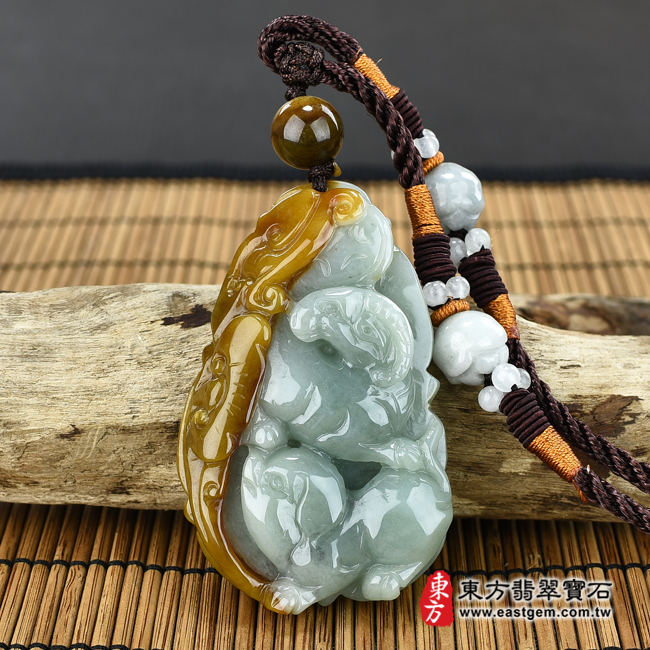 翡翠生肖兔情境照片（已出售勿下標，可訂做）翡翠生肖兔三合六合貴人項鍊玉珮（生肖屬兔，最適合配戴三合六合貴人項鍊，羊豬狗：兔牌A貨翡翠生肖兔玉珮、緬甸玉生肖兔玉墜、兔十二生肖項鍊）。綠色糯種黃翡翠兔，ZH-091。客製化訂做各種翡翠生肖兔吊墜玉珮項鍊。★附A貨翡翠雙證書