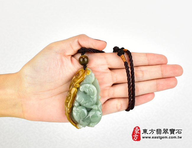 翡翠生肖兔大小示意照片（已出售勿下標，可訂做）翡翠生肖兔三合六合貴人項鍊玉珮（生肖屬兔，最適合配戴三合六合貴人項鍊，羊豬狗：兔牌A貨翡翠生肖兔玉珮、緬甸玉生肖兔玉墜、兔十二生肖項鍊）。綠色糯種黃翡翠兔，ZH-091。客製化訂做各種翡翠生肖兔吊墜玉珮項鍊。★附A貨翡翠雙證書