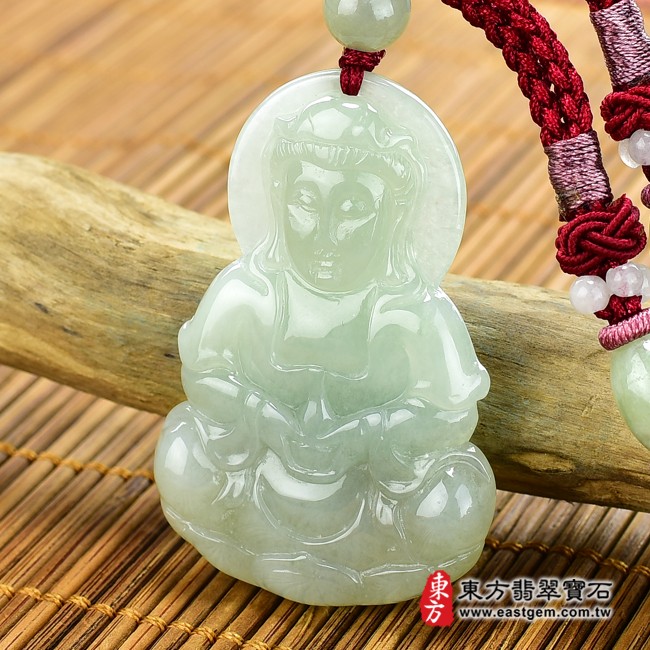 翡翠觀世音菩薩右側照片 翡翠觀世音菩薩項鍊玉珮（觀世音菩薩，寶瓶觀音：觀世音菩薩牌A貨翡翠觀世音菩薩玉珮、緬甸玉觀世音菩薩玉墜）。淡綠色糯種觀世音菩薩，GY781。客製化訂做各種翡翠觀世音菩薩吊墜玉珮項鍊。★附A貨翡翠雙證書