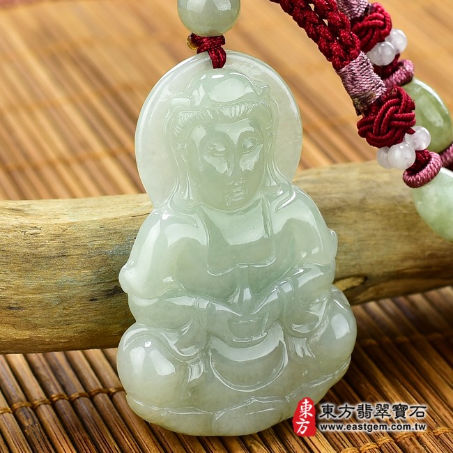 翡翠觀世音菩薩左側照片 翡翠觀世音菩薩項鍊玉珮（觀世音菩薩，寶瓶觀音：觀世音菩薩牌A貨翡翠觀世音菩薩玉珮、緬甸玉觀世音菩薩玉墜）。淡綠色糯種觀世音菩薩，GY781。客製化訂做各種翡翠觀世音菩薩吊墜玉珮項鍊。★附A貨翡翠雙證書