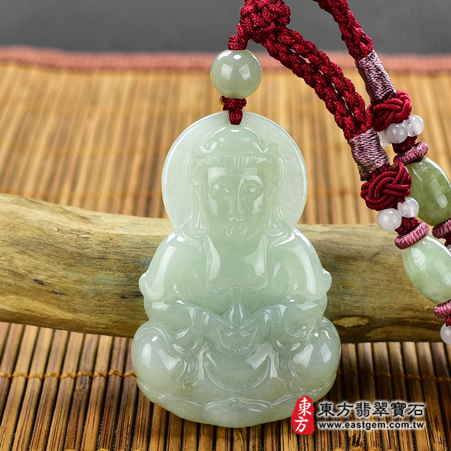 翡翠觀世音菩薩情境照片 翡翠觀世音菩薩項鍊玉珮（觀世音菩薩，寶瓶觀音：觀世音菩薩牌A貨翡翠觀世音菩薩玉珮、緬甸玉觀世音菩薩玉墜）。淡綠色糯種觀世音菩薩，GY781。客製化訂做各種翡翠觀世音菩薩吊墜玉珮項鍊。★附A貨翡翠雙證書