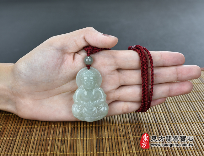 翡翠觀世音菩薩大小示意圖照片 翡翠觀世音菩薩項鍊玉珮（觀世音菩薩，寶瓶觀音：觀世音菩薩牌A貨翡翠觀世音菩薩玉珮、緬甸玉觀世音菩薩玉墜）。淡綠色糯種觀世音菩薩，GY781。客製化訂做各種翡翠觀世音菩薩吊墜玉珮項鍊。★附A貨翡翠雙證書