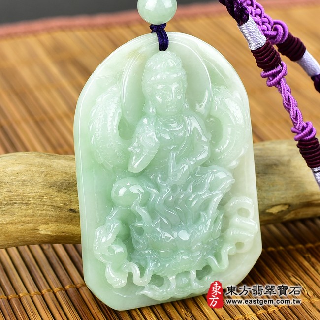翡翠觀世音菩薩左側照片 翡翠觀世音菩薩項鍊玉珮（觀世音菩薩，乘龍觀音：觀世音菩薩牌A貨翡翠觀世音菩薩玉珮、緬甸玉觀世音菩薩玉墜）。淡綠色糯種觀世音菩薩，GY787。客製化訂做各種翡翠觀世音菩薩吊墜玉珮項鍊。★附A貨翡翠雙證書