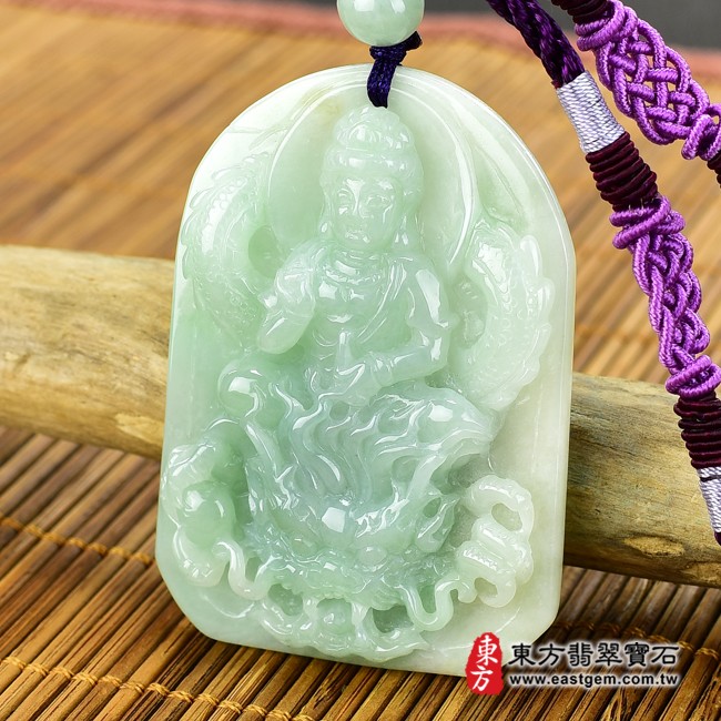 翡翠觀世音菩薩右側照片 翡翠觀世音菩薩項鍊玉珮（觀世音菩薩，乘龍觀音：觀世音菩薩牌A貨翡翠觀世音菩薩玉珮、緬甸玉觀世音菩薩玉墜）。淡綠色糯種觀世音菩薩，GY787。客製化訂做各種翡翠觀世音菩薩吊墜玉珮項鍊。★附A貨翡翠雙證書