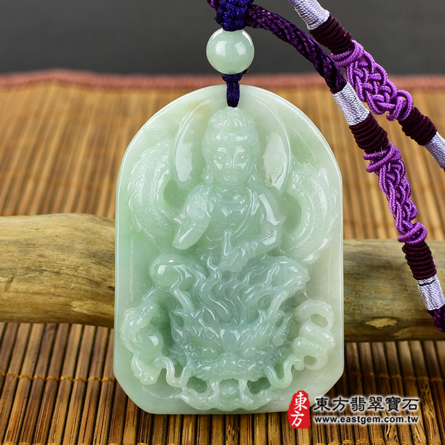 翡翠觀世音菩薩情境照片 翡翠觀世音菩薩項鍊玉珮（觀世音菩薩，乘龍觀音：觀世音菩薩牌A貨翡翠觀世音菩薩玉珮、緬甸玉觀世音菩薩玉墜）。淡綠色糯種觀世音菩薩，GY787。客製化訂做各種翡翠觀世音菩薩吊墜玉珮項鍊。★附A貨翡翠雙證書