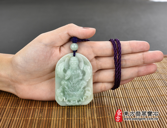 翡翠觀世音菩薩大小示意圖照片 翡翠觀世音菩薩項鍊玉珮（觀世音菩薩，乘龍觀音：觀世音菩薩牌A貨翡翠觀世音菩薩玉珮、緬甸玉觀世音菩薩玉墜）。淡綠色糯種觀世音菩薩，GY787。客製化訂做各種翡翠觀世音菩薩吊墜玉珮項鍊。★附A貨翡翠雙證書