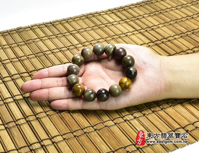 木化石樹化玉手鍊大小示意照片 木化石手鍊、樹化玉手鍊(木化石珠子、樹化玉珠子，珠徑約16~16.5mm，14顆珠，OWO008) 客製化設計各種木化石珠串、樹化玉珠串、木化石珠子、樹化玉珠子、木化石手鍊、樹化玉手鍊、木化石手珠、樹化玉手珠。★附東方翡翠寶石保證卡