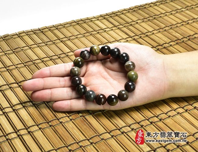 木化石樹化玉手鍊大小示意照片 木化石手鍊、樹化玉手鍊(木化石珠子、樹化玉珠子，珠徑約14mm，16顆珠，OWO015) 客製化設計各種木化石珠串、樹化玉珠串、木化石珠子、樹化玉珠子、木化石手鍊、樹化玉手鍊、木化石手珠、樹化玉手珠。★附東方翡翠寶石保證卡