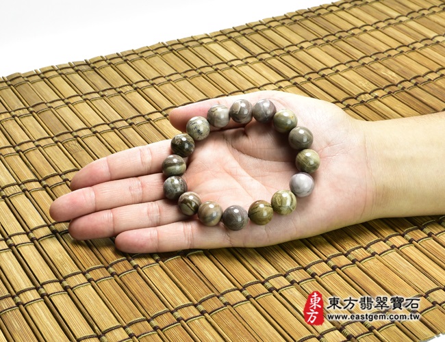 木化石樹化玉手鍊大小示意照片 木化石手鍊、樹化玉手鍊(木化石珠子、樹化玉珠子，珠徑約14~14.5mm，16顆珠，OWO019) 客製化設計各種木化石珠串、樹化玉珠串、木化石珠子、樹化玉珠子、木化石手鍊、樹化玉手鍊、木化石手珠、樹化玉手珠。★附東方翡翠寶石保證卡