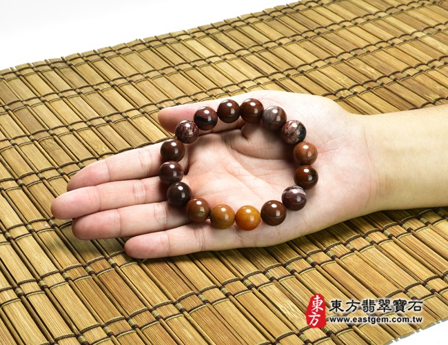 木化石樹化玉手鍊大小示意照片 木化石手鍊、樹化玉手鍊(木化石珠子、樹化玉珠子，珠徑約14mm，16顆珠，OWO020) 客製化設計各種木化石珠串、樹化玉珠串、木化石珠子、樹化玉珠子、木化石手鍊、樹化玉手鍊、木化石手珠、樹化玉手珠。★附東方翡翠寶石保證卡