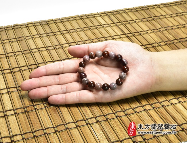 木化石樹化玉手鍊大小示意照片 木化石手鍊、樹化玉手鍊(木化石珠子、樹化玉珠子，珠徑約10mm，18顆珠，OWO052) 客製化設計各種木化石珠串、樹化玉珠串、木化石珠子、樹化玉珠子、木化石手鍊、樹化玉手鍊、木化石手珠、樹化玉手珠。★附東方翡翠寶石保證卡