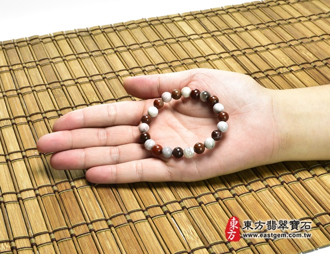 木化石樹化玉手鍊大小示意照片 木化石手鍊、樹化玉手鍊(木化石珠子、樹化玉珠子，珠徑約8mm，22顆珠，OWO061) 客製化設計各種木化石珠串、樹化玉珠串、木化石珠子、樹化玉珠子、木化石手鍊、樹化玉手鍊、木化石手珠、樹化玉手珠。★附東方翡翠寶石保證卡