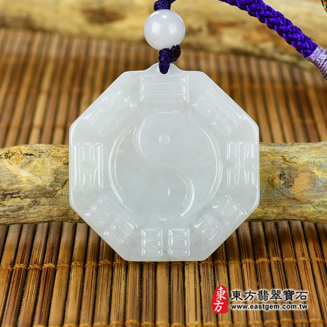 翡翠八卦項鍊玉珮正面照片 翡翠八卦項鍊玉珮（精工八卦太極，先天八卦：八卦牌A貨翡翠八卦玉珮、緬甸玉八卦玉墜）。白綠色糯種八卦，ED130。客製化訂做各種翡翠八卦吊墜玉珮項鍊。★附A貨翡翠雙證書