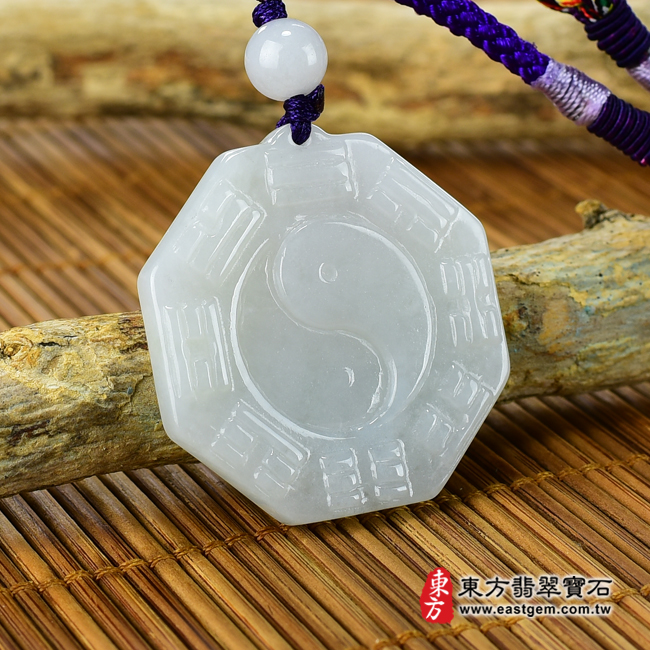 翡翠八卦項鍊玉珮左側照片 翡翠八卦項鍊玉珮（精工八卦太極，先天八卦：八卦牌A貨翡翠八卦玉珮、緬甸玉八卦玉墜）。白綠色糯種八卦，ED130。客製化訂做各種翡翠八卦吊墜玉珮項鍊。★附A貨翡翠雙證書