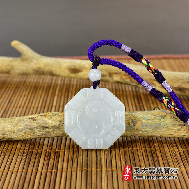 翡翠八卦項鍊玉珮情境照片 翡翠八卦項鍊玉珮（精工八卦太極，先天八卦：八卦牌A貨翡翠八卦玉珮、緬甸玉八卦玉墜）。白綠色糯種八卦，ED130。客製化訂做各種翡翠八卦吊墜玉珮項鍊。★附A貨翡翠雙證書