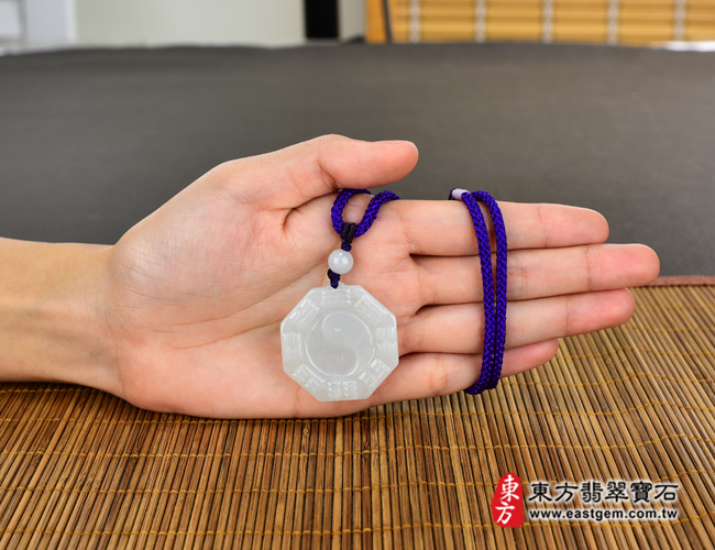 翡翠八卦項鍊玉珮大小示意照片 翡翠八卦項鍊玉珮（精工八卦太極，先天八卦：八卦牌A貨翡翠八卦玉珮、緬甸玉八卦玉墜）。白綠色糯種八卦，ED130。客製化訂做各種翡翠八卦吊墜玉珮項鍊。★附A貨翡翠雙證書