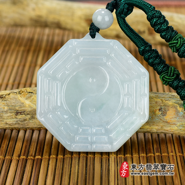 翡翠八卦項鍊玉珮正面照片 翡翠八卦項鍊玉珮（精工八卦太極，先天八卦：八卦牌A貨翡翠八卦玉珮、緬甸玉八卦玉墜）。淡綠色糯種八卦，ED131。客製化訂做各種翡翠八卦吊墜玉珮項鍊。★附A貨翡翠雙證書