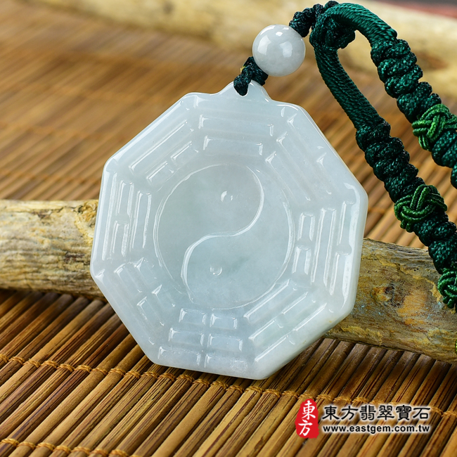 翡翠八卦項鍊玉珮右側照片 翡翠八卦項鍊玉珮（精工八卦太極，先天八卦：八卦牌A貨翡翠八卦玉珮、緬甸玉八卦玉墜）。淡綠色糯種八卦，ED131。客製化訂做各種翡翠八卦吊墜玉珮項鍊。★附A貨翡翠雙證書
