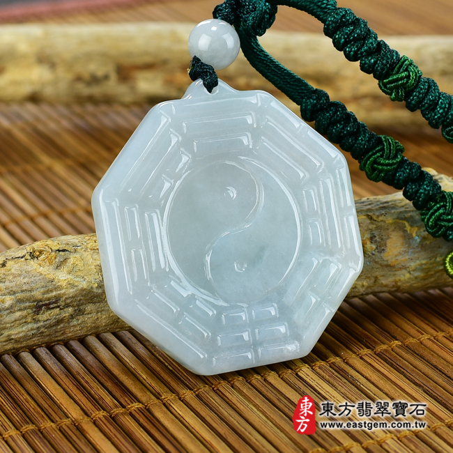 翡翠八卦項鍊玉珮左側照片 翡翠八卦項鍊玉珮（精工八卦太極，先天八卦：八卦牌A貨翡翠八卦玉珮、緬甸玉八卦玉墜）。淡綠色糯種八卦，ED131。客製化訂做各種翡翠八卦吊墜玉珮項鍊。★附A貨翡翠雙證書