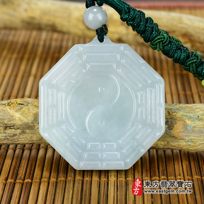 翡翠八卦項鍊玉珮背面照片 翡翠八卦項鍊玉珮（精工八卦太極，先天八卦：八卦牌A貨翡翠八卦玉珮、緬甸玉八卦玉墜）。淡綠色糯種八卦，ED131。客製化訂做各種翡翠八卦吊墜玉珮項鍊。★附A貨翡翠雙證書