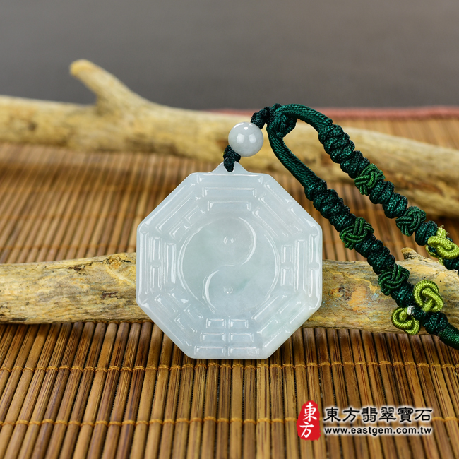 翡翠八卦項鍊玉珮情境照片 翡翠八卦項鍊玉珮（精工八卦太極，先天八卦：八卦牌A貨翡翠八卦玉珮、緬甸玉八卦玉墜）。淡綠色糯種八卦，ED131。客製化訂做各種翡翠八卦吊墜玉珮項鍊。★附A貨翡翠雙證書