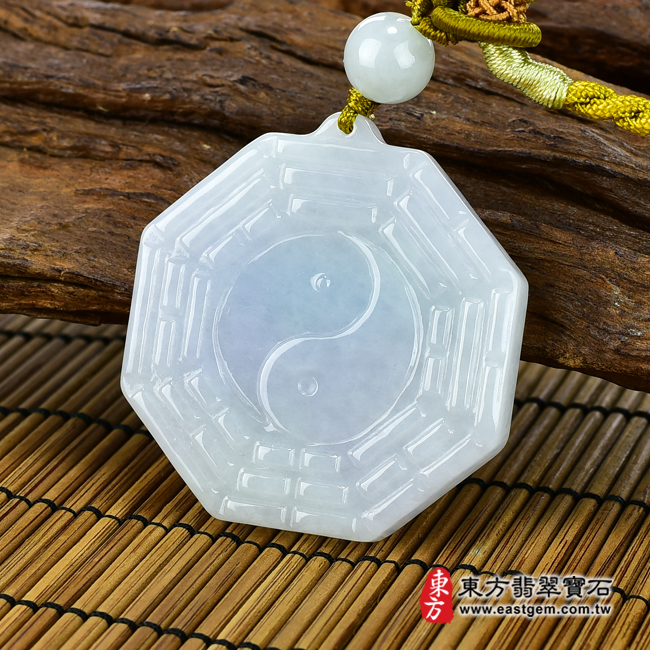 翡翠八卦項鍊玉珮右側照片 翡翠八卦項鍊玉珮（精工八卦太極，先天八卦：八卦牌A貨翡翠八卦玉珮、緬甸玉八卦玉墜）。白綠色糯種八卦，ED132。客製化訂做各種翡翠八卦吊墜玉珮項鍊。★附A貨翡翠雙證書
