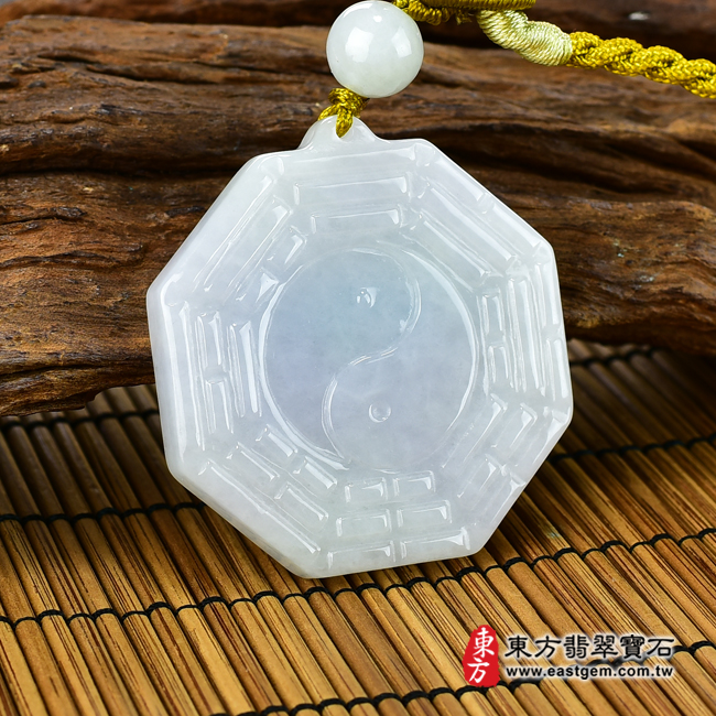 翡翠八卦項鍊玉珮左側照片 翡翠八卦項鍊玉珮（精工八卦太極，先天八卦：八卦牌A貨翡翠八卦玉珮、緬甸玉八卦玉墜）。白綠色糯種八卦，ED132。客製化訂做各種翡翠八卦吊墜玉珮項鍊。★附A貨翡翠雙證書