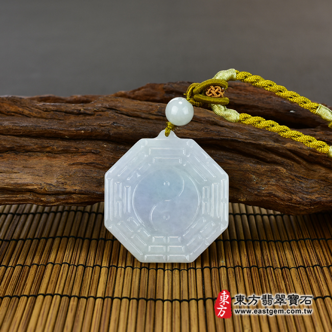 翡翠八卦項鍊玉珮情境照片 翡翠八卦項鍊玉珮（精工八卦太極，先天八卦：八卦牌A貨翡翠八卦玉珮、緬甸玉八卦玉墜）。白綠色糯種八卦，ED132。客製化訂做各種翡翠八卦吊墜玉珮項鍊。★附A貨翡翠雙證書