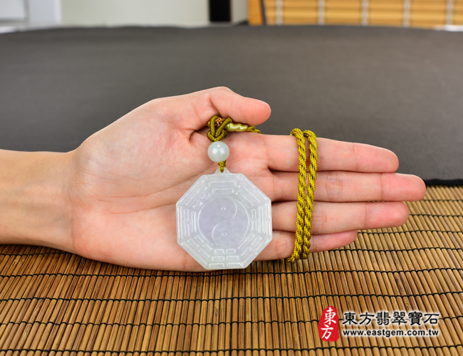 翡翠八卦項鍊玉珮大小示意照片 翡翠八卦項鍊玉珮（精工八卦太極，先天八卦：八卦牌A貨翡翠八卦玉珮、緬甸玉八卦玉墜）。白綠色糯種八卦，ED132。客製化訂做各種翡翠八卦吊墜玉珮項鍊。★附A貨翡翠雙證書