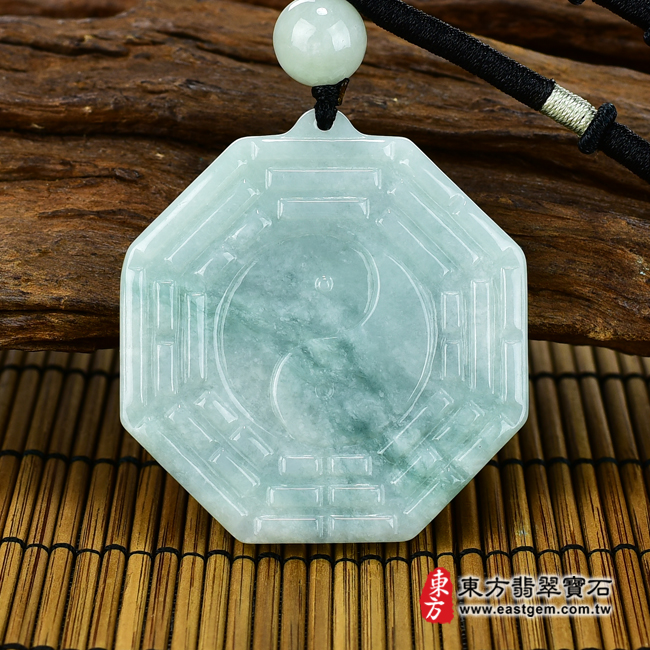 翡翠八卦項鍊玉珮正面照片 翡翠八卦項鍊玉珮（精工八卦太極，先天八卦：八卦牌A貨翡翠八卦玉珮、緬甸玉八卦玉墜）。綠色糯種帶飄花八卦，ED133。客製化訂做各種翡翠八卦吊墜玉珮項鍊。★附A貨翡翠雙證書