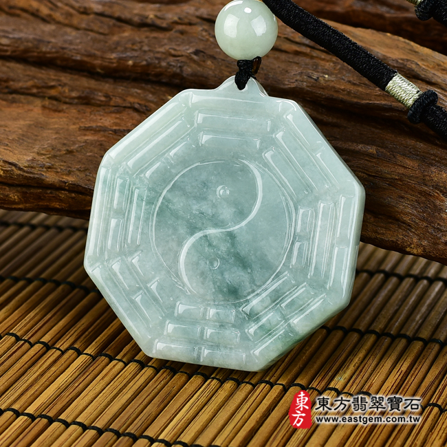 翡翠八卦項鍊玉珮右側照片 翡翠八卦項鍊玉珮（精工八卦太極，先天八卦：八卦牌A貨翡翠八卦玉珮、緬甸玉八卦玉墜）。綠色糯種帶飄花八卦，ED133。客製化訂做各種翡翠八卦吊墜玉珮項鍊。★附A貨翡翠雙證書