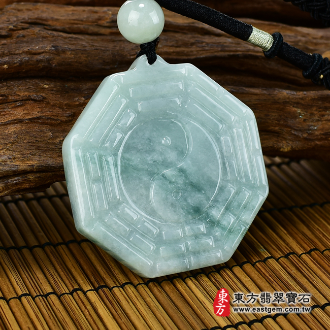 翡翠八卦項鍊玉珮左側照片 翡翠八卦項鍊玉珮（精工八卦太極，先天八卦：八卦牌A貨翡翠八卦玉珮、緬甸玉八卦玉墜）。綠色糯種帶飄花八卦，ED133。客製化訂做各種翡翠八卦吊墜玉珮項鍊。★附A貨翡翠雙證書