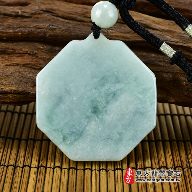 翡翠八卦項鍊玉珮背面照片 翡翠八卦項鍊玉珮（精工八卦太極，先天八卦：八卦牌A貨翡翠八卦玉珮、緬甸玉八卦玉墜）。綠色糯種帶飄花八卦，ED133。客製化訂做各種翡翠八卦吊墜玉珮項鍊。★附A貨翡翠雙證書