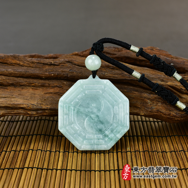 翡翠八卦項鍊玉珮情境照片 翡翠八卦項鍊玉珮（精工八卦太極，先天八卦：八卦牌A貨翡翠八卦玉珮、緬甸玉八卦玉墜）。綠色糯種帶飄花八卦，ED133。客製化訂做各種翡翠八卦吊墜玉珮項鍊。★附A貨翡翠雙證書