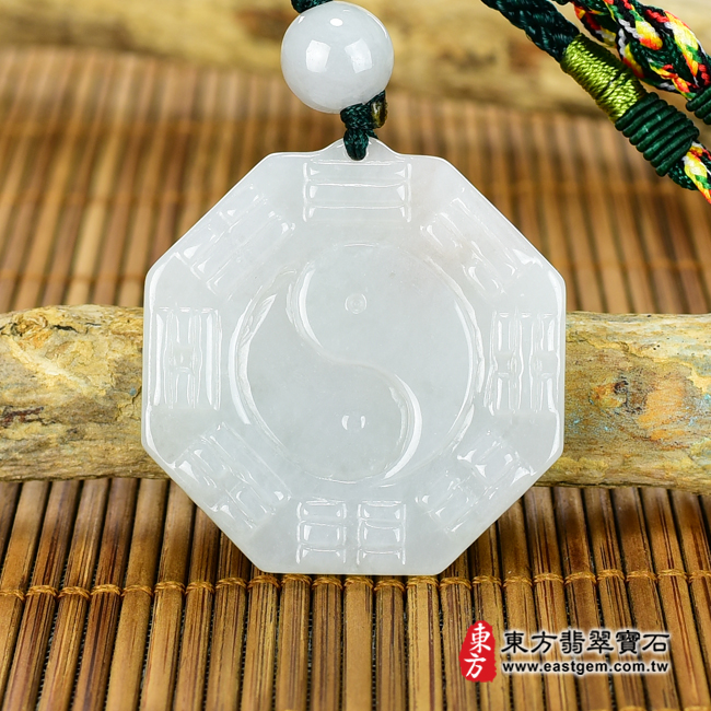 翡翠八卦項鍊玉珮正面照片 翡翠八卦項鍊玉珮（精工八卦太極，先天八卦：八卦牌A貨翡翠八卦玉珮、緬甸玉八卦玉墜）。白綠色糯種八卦，ED129。客製化訂做各種翡翠八卦吊墜玉珮項鍊。★附A貨翡翠雙證書