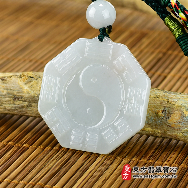 翡翠八卦項鍊玉珮右側照片 翡翠八卦項鍊玉珮（精工八卦太極，先天八卦：八卦牌A貨翡翠八卦玉珮、緬甸玉八卦玉墜）。白綠色糯種八卦，ED129。客製化訂做各種翡翠八卦吊墜玉珮項鍊。★附A貨翡翠雙證書