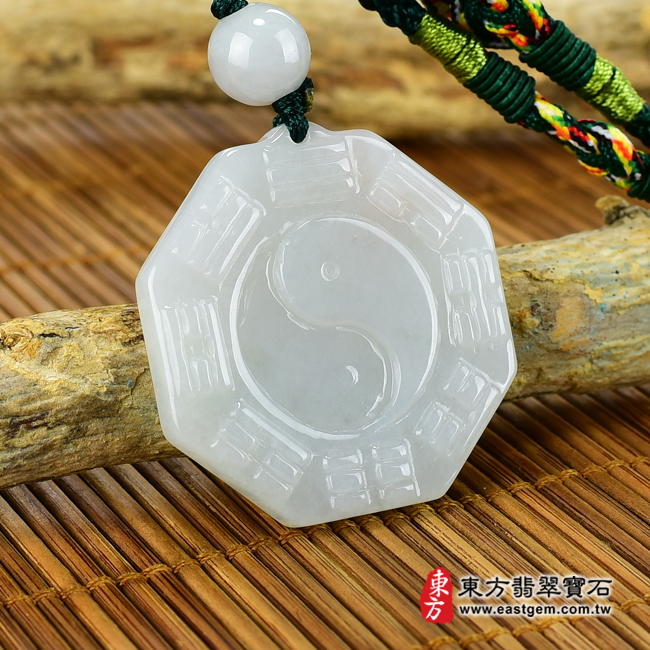 翡翠八卦項鍊玉珮左側照片 翡翠八卦項鍊玉珮（精工八卦太極，先天八卦：八卦牌A貨翡翠八卦玉珮、緬甸玉八卦玉墜）。白綠色糯種八卦，ED129。客製化訂做各種翡翠八卦吊墜玉珮項鍊。★附A貨翡翠雙證書