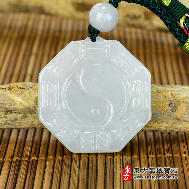 翡翠八卦項鍊玉珮背面照片 翡翠八卦項鍊玉珮（精工八卦太極，先天八卦：八卦牌A貨翡翠八卦玉珮、緬甸玉八卦玉墜）。白綠色糯種八卦，ED129。客製化訂做各種翡翠八卦吊墜玉珮項鍊。★附A貨翡翠雙證書
