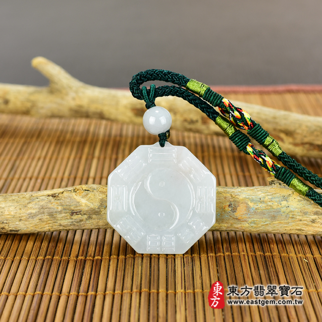 翡翠八卦項鍊玉珮情境照片 翡翠八卦項鍊玉珮（精工八卦太極，先天八卦：八卦牌A貨翡翠八卦玉珮、緬甸玉八卦玉墜）。白綠色糯種八卦，ED129。客製化訂做各種翡翠八卦吊墜玉珮項鍊。★附A貨翡翠雙證書