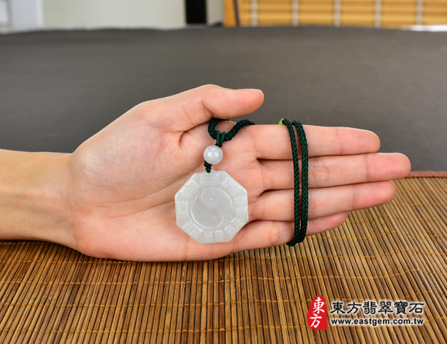 翡翠八卦項鍊玉珮大小示意照片 翡翠八卦項鍊玉珮（精工八卦太極，先天八卦：八卦牌A貨翡翠八卦玉珮、緬甸玉八卦玉墜）。白綠色糯種八卦，ED129。客製化訂做各種翡翠八卦吊墜玉珮項鍊。★附A貨翡翠雙證書