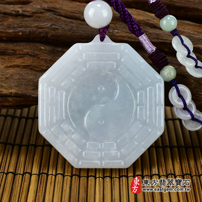翡翠八卦項鍊玉珮正面照片 翡翠八卦項鍊玉珮（精工八卦太極，先天八卦：八卦牌A貨翡翠八卦玉珮、緬甸玉八卦玉墜）。白綠色糯種八卦，ED135。客製化訂做各種翡翠八卦吊墜玉珮項鍊。★附A貨翡翠雙證書
