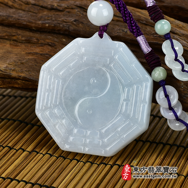 翡翠八卦項鍊玉珮右側照片 翡翠八卦項鍊玉珮（精工八卦太極，先天八卦：八卦牌A貨翡翠八卦玉珮、緬甸玉八卦玉墜）。白綠色糯種八卦，ED135。客製化訂做各種翡翠八卦吊墜玉珮項鍊。★附A貨翡翠雙證書