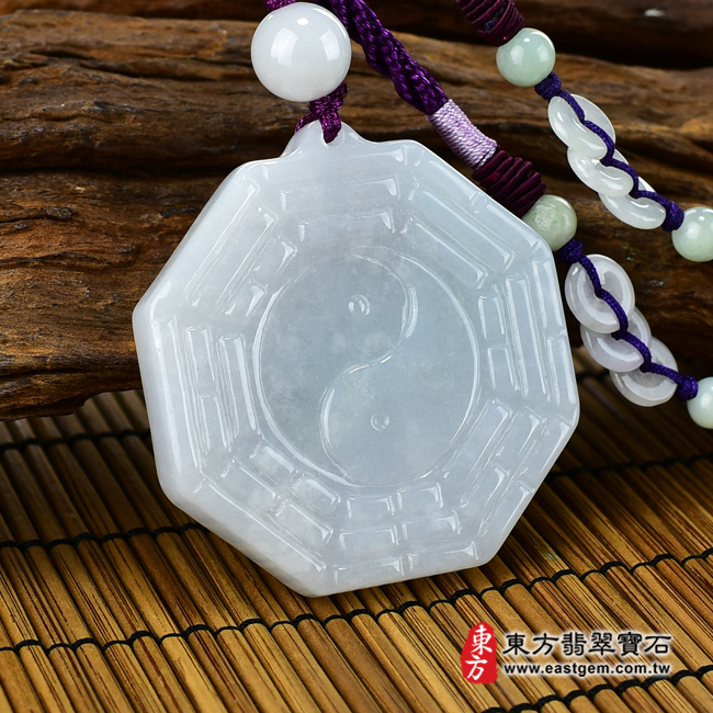 翡翠八卦項鍊玉珮左側照片 翡翠八卦項鍊玉珮（精工八卦太極，先天八卦：八卦牌A貨翡翠八卦玉珮、緬甸玉八卦玉墜）。白綠色糯種八卦，ED135。客製化訂做各種翡翠八卦吊墜玉珮項鍊。★附A貨翡翠雙證書