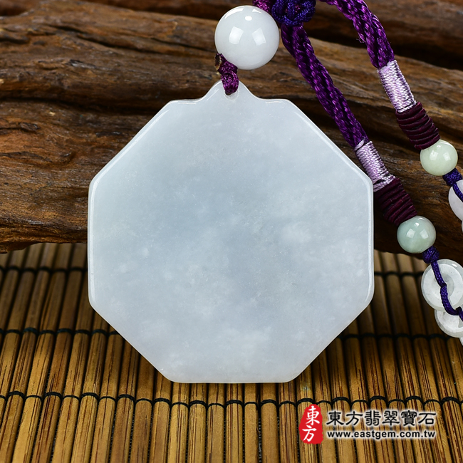 翡翠八卦項鍊玉珮背面照片 翡翠八卦項鍊玉珮（精工八卦太極，先天八卦：八卦牌A貨翡翠八卦玉珮、緬甸玉八卦玉墜）。白綠色糯種八卦，ED135。客製化訂做各種翡翠八卦吊墜玉珮項鍊。★附A貨翡翠雙證書