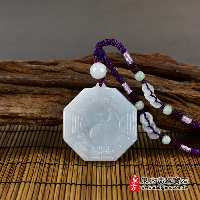 翡翠八卦項鍊玉珮情境照片 翡翠八卦項鍊玉珮（精工八卦太極，先天八卦：八卦牌A貨翡翠八卦玉珮、緬甸玉八卦玉墜）。白綠色糯種八卦，ED135。客製化訂做各種翡翠八卦吊墜玉珮項鍊。★附A貨翡翠雙證書