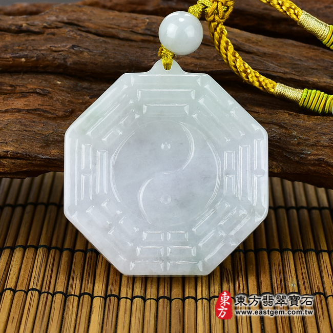 翡翠八卦項鍊玉珮背面照片 翡翠八卦項鍊玉珮（精工八卦太極，先天八卦：八卦牌A貨翡翠八卦玉珮、緬甸玉八卦玉墜）。白綠色糯種八卦，ED136。客製化訂做各種翡翠八卦吊墜玉珮項鍊。★附A貨翡翠雙證書