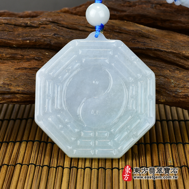 翡翠八卦項鍊玉珮正面照片 （已出售勿下標，可訂做）翡翠八卦項鍊玉珮（精工八卦太極，先天八卦：八卦牌A貨翡翠八卦玉珮、緬甸玉八卦玉墜）。白綠色糯種八卦，ED137。客製化訂做各種翡翠八卦吊墜玉珮項鍊。★附A貨翡翠雙證書