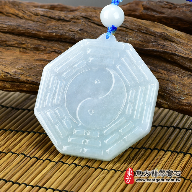 翡翠八卦項鍊玉珮右側照片 （已出售勿下標，可訂做）翡翠八卦項鍊玉珮（精工八卦太極，先天八卦：八卦牌A貨翡翠八卦玉珮、緬甸玉八卦玉墜）。白綠色糯種八卦，ED137。客製化訂做各種翡翠八卦吊墜玉珮項鍊。★附A貨翡翠雙證書